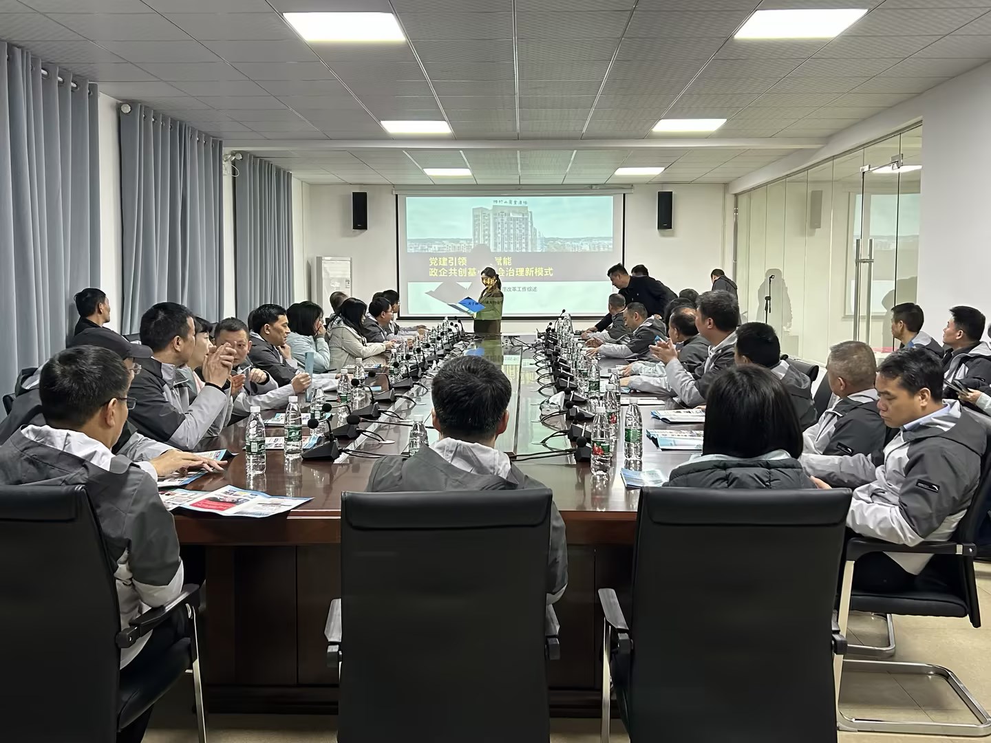 省委党校处级公务员任职培训班一行到楠竹山镇调研大物业管理改革工作