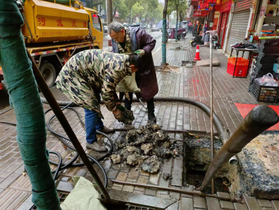 【“一活动”“一行动”】广场街道：面对面解难题，疏通下水管道