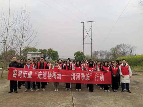 窑湾街道开展“走进杨梅洲——清河净滩”行动