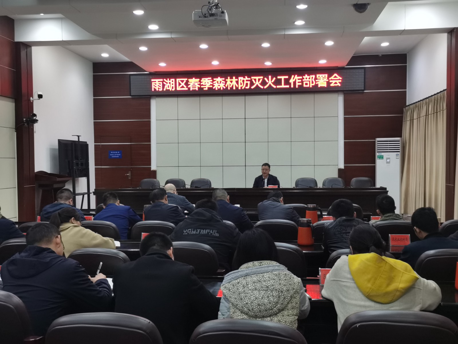柳军辉部署全区春季森林防灭火工作