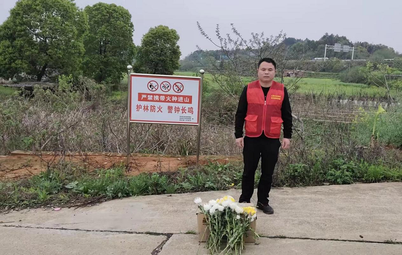 鹤岭镇：开展鲜花换纸钱文明祭祀宣传劝导活动