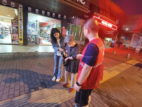 城正街街道：护送巡逻“偶遇”的走失老人平安回家