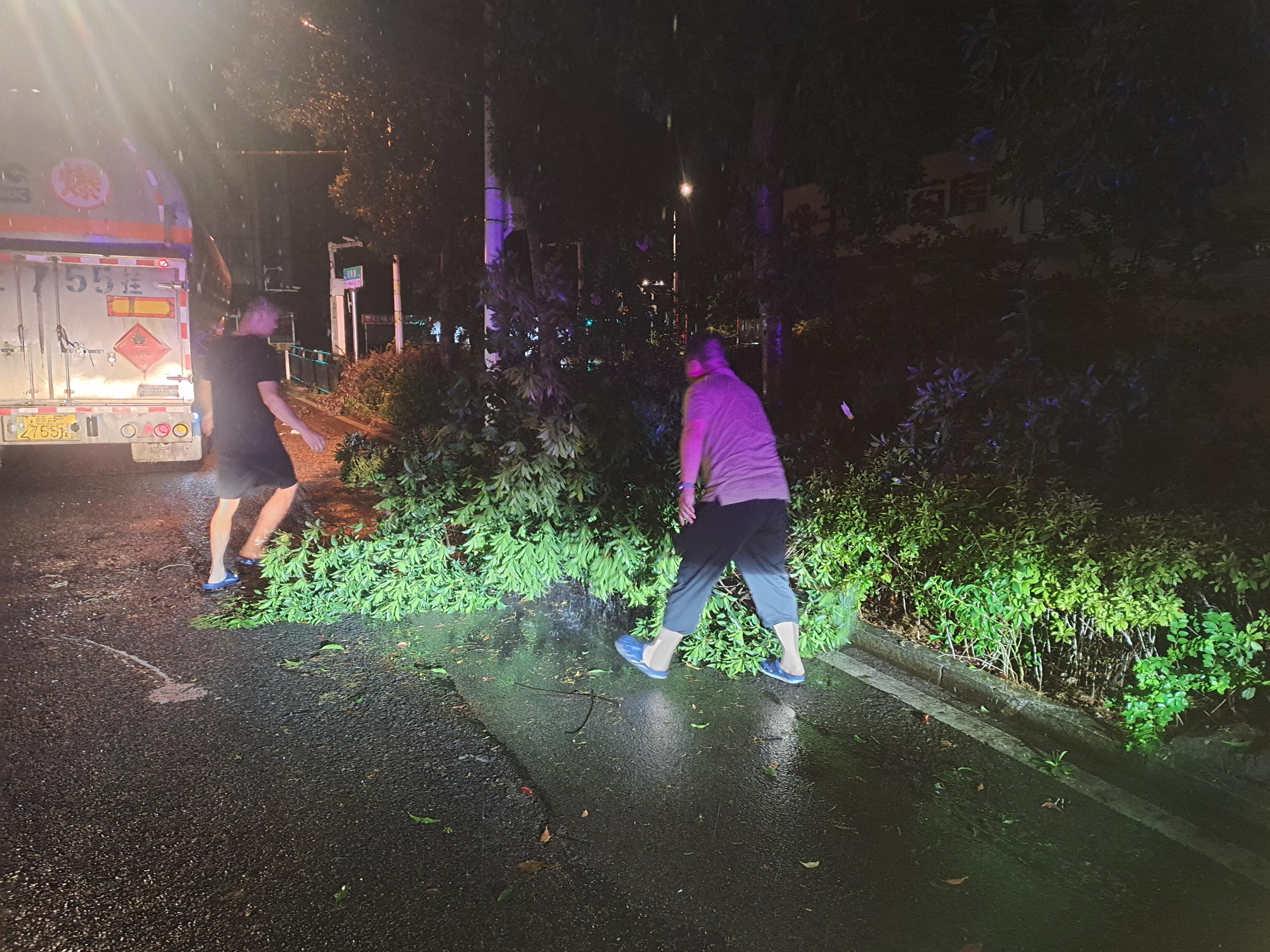 楠竹山镇：快速处置暴雨险情，大物业管理改革为安全护航