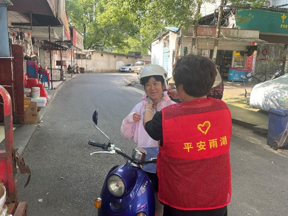 楠竹山镇：罚单换头盔，戴帽工程出“新招”