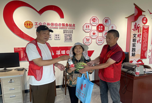 万楼社区工会：开展“关爱户外劳动者 爱心驿站送清凉”活动