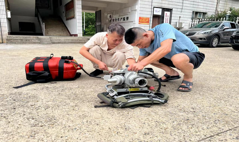 鹤岭镇应急办对森林防灭火器械开展日常维护工作