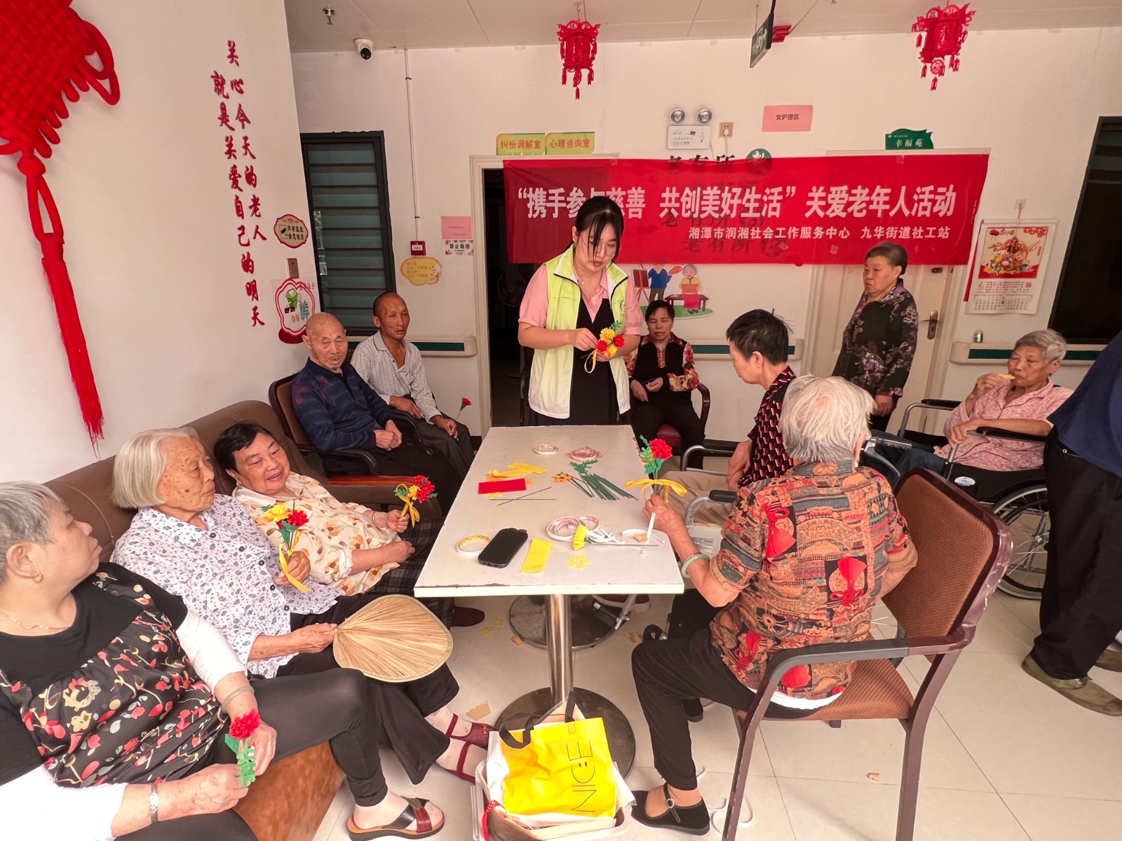 九华街道社工站开展“携手参与慈善 共创美好生活 ”关爱老年人活动