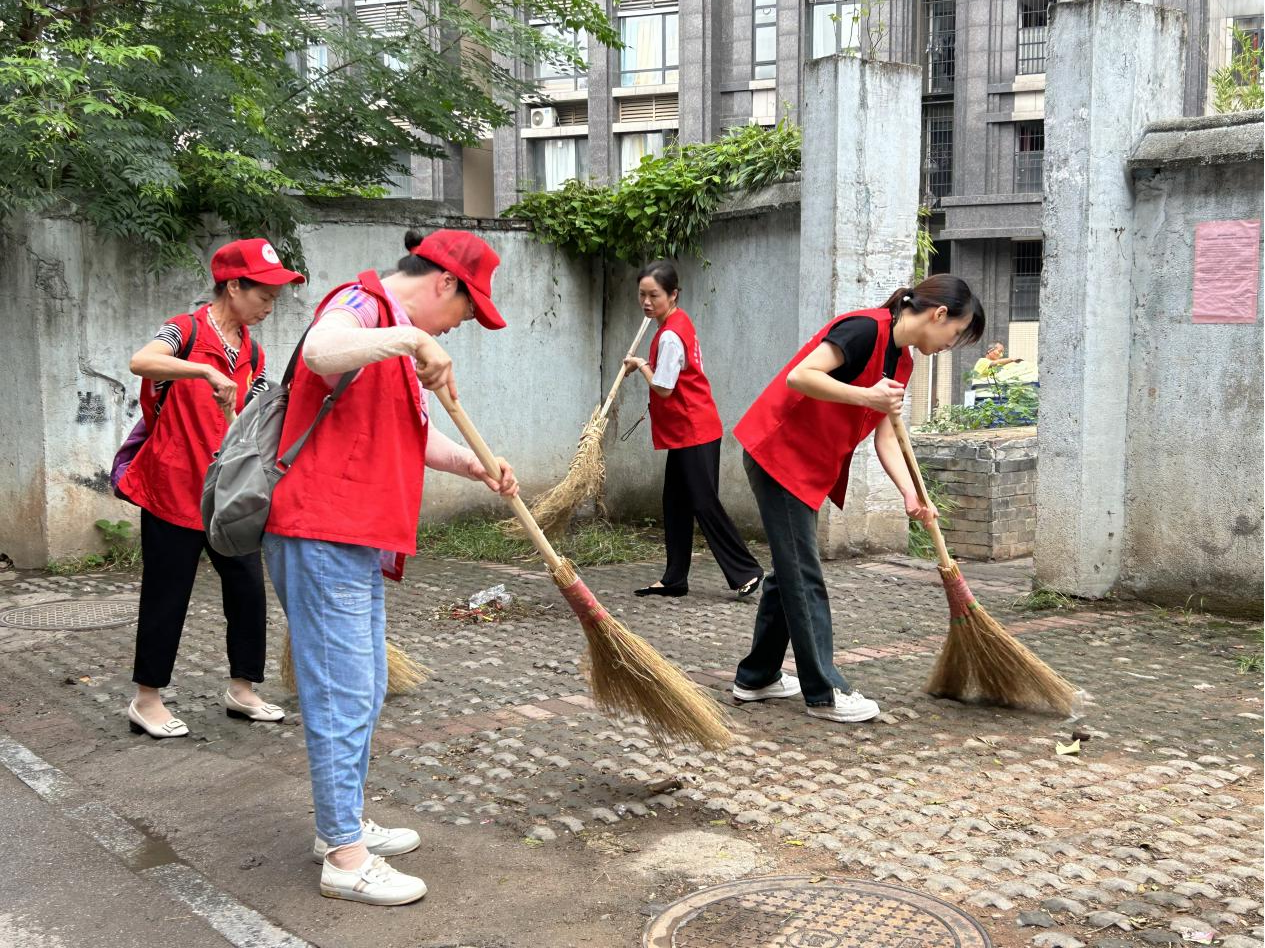 【创建惠民】红旗社区：党建引领志愿红 爱国卫生我先行