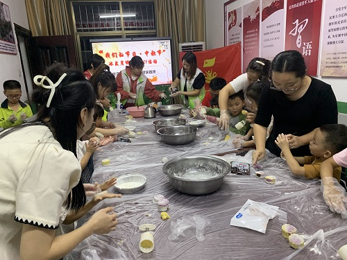 窑湾街道开展冰皮月饼亲子DIY活动