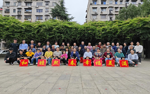 城正街街道：各社区组织拍摄“全家福”