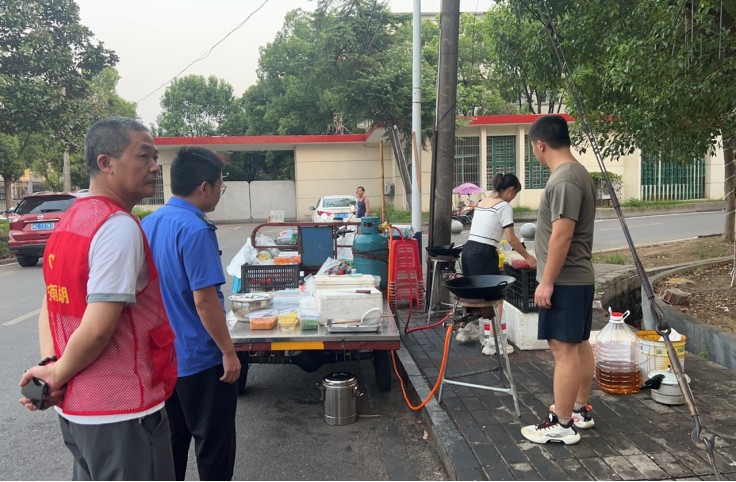 楠竹山镇：深入推进“利剑行动”，整治马路市场