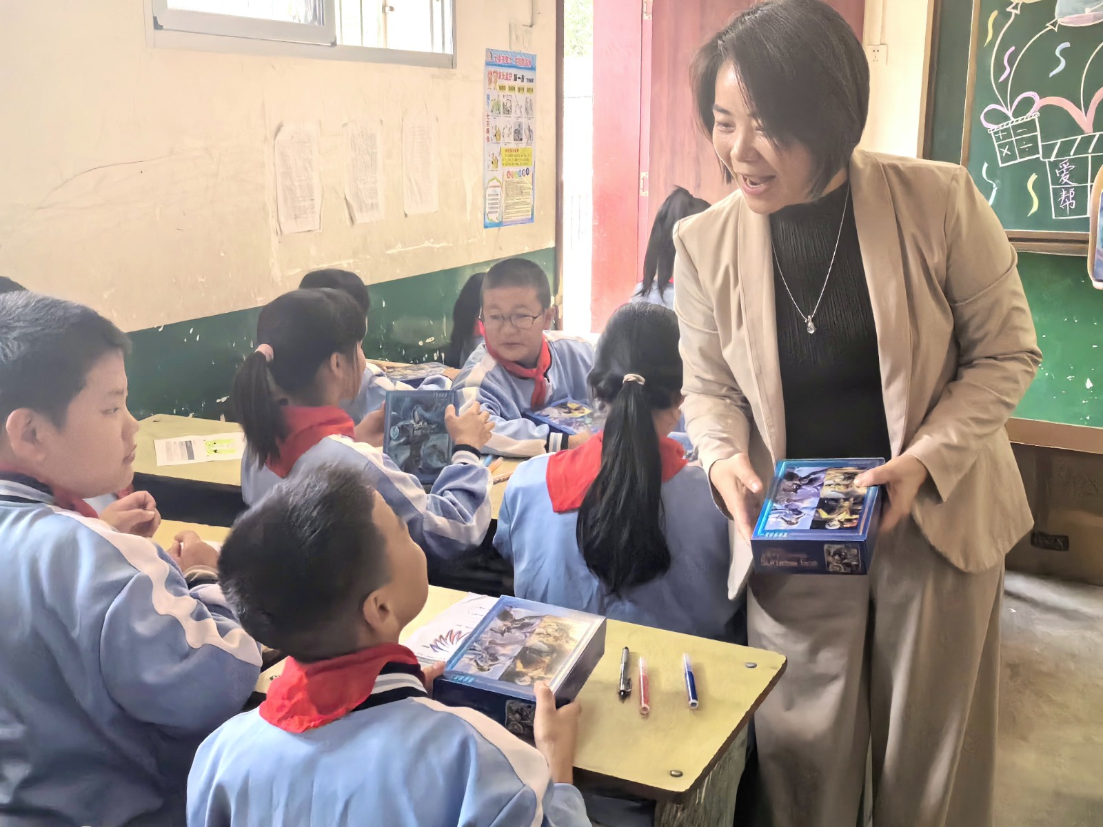 市妇联帮扶困境儿童  海豚妈妈登台送教