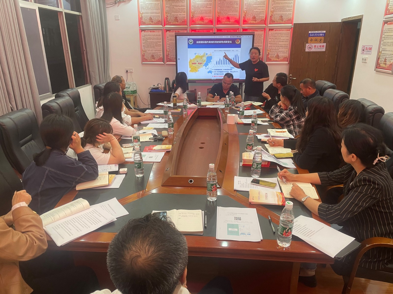【平安雨湖】万楼街道：禁毒知识课堂走进“区块治理员”夜校