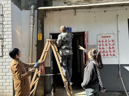 【扁平化治理改革】唐兴寺社区：扁平化治理助力社区安装门牌解决居民“小烦恼”