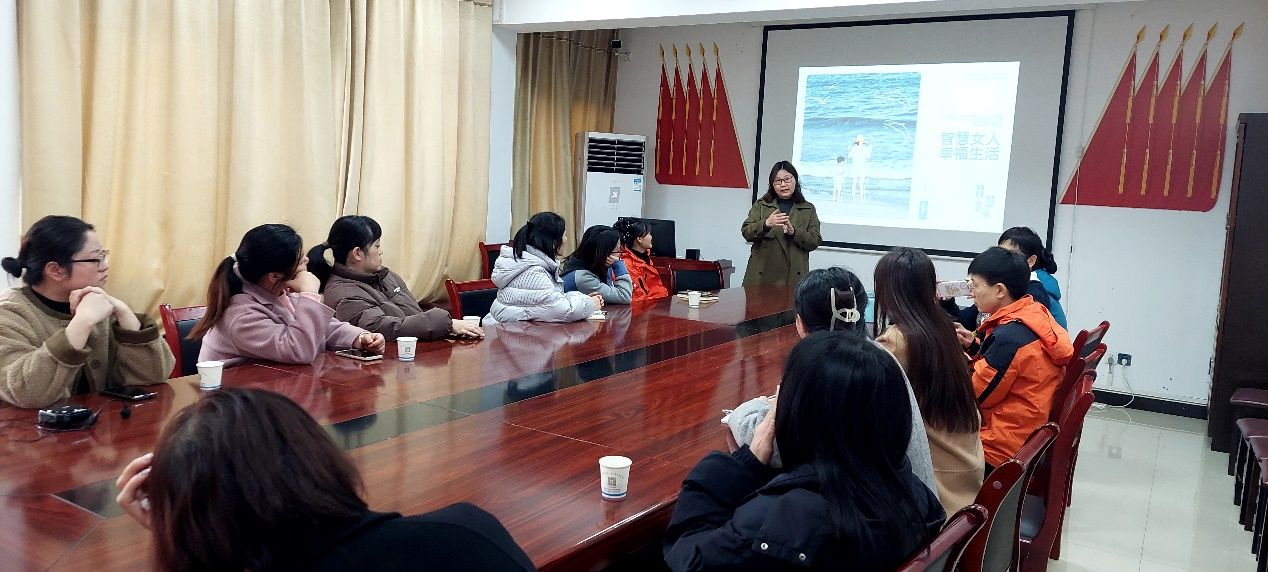 【优化营商环境】雨湖区社保服务中心：情系女职工，素养提升进企业