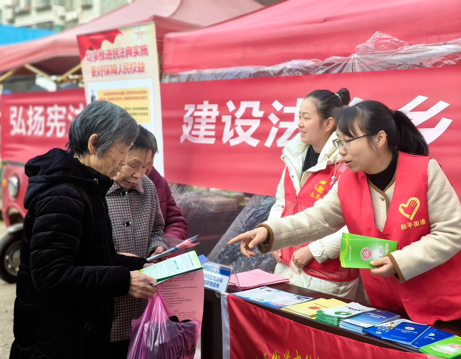 和平街道妇联开展“反家庭暴力”宣传活动