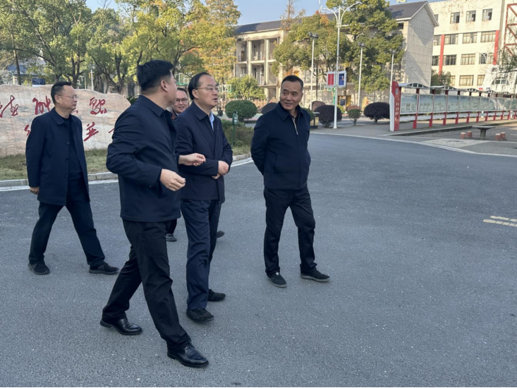 市人大常委会副主任蒋立军到楠竹山镇开展“四下基层”调研