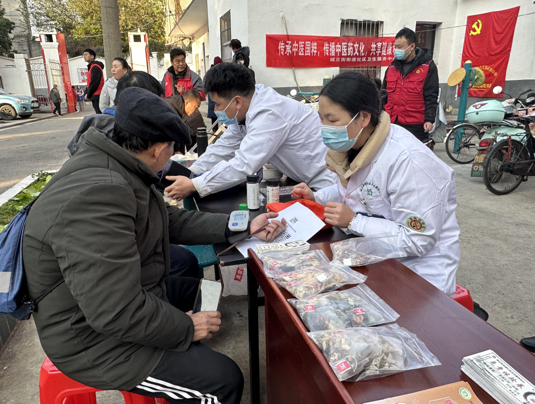 城正街街道社区卫生服务中心：熙春路社区食堂开业 ， “中医药义诊”暖人心
