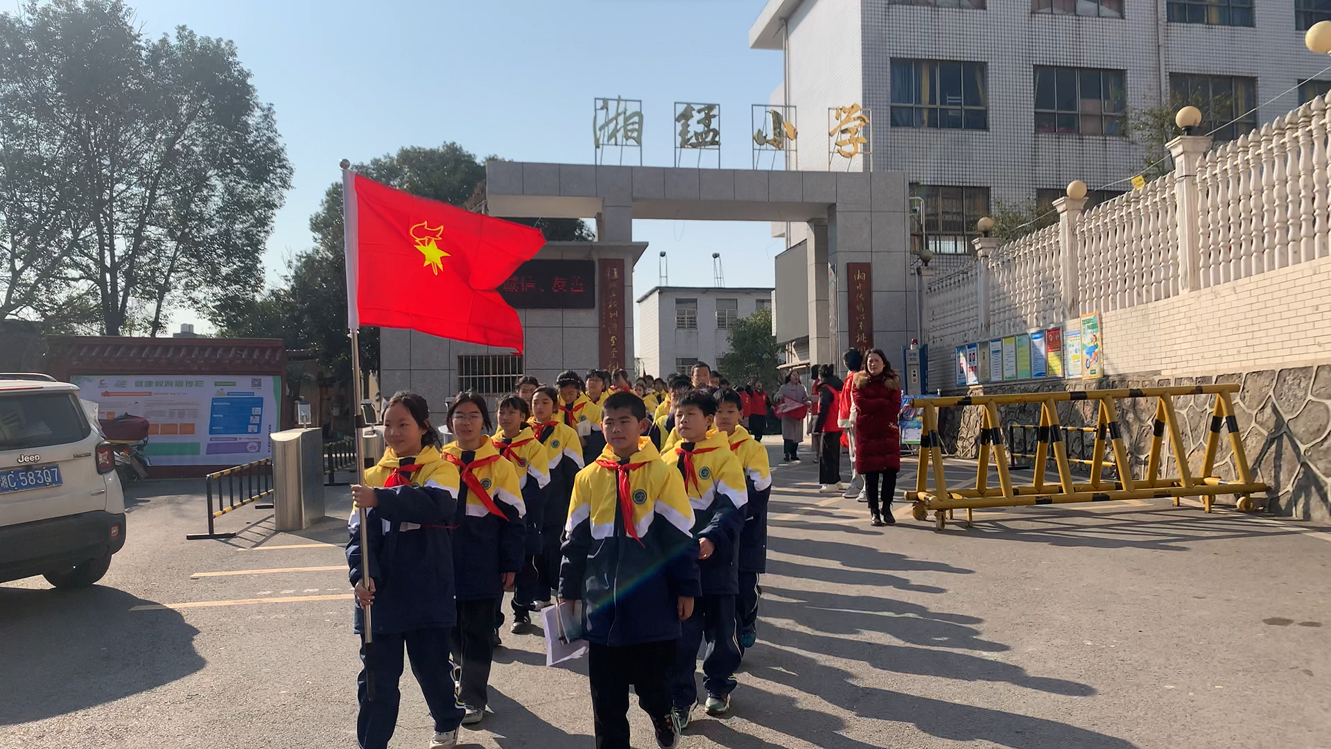 湘锰小学：观看书画展，感受传统情
