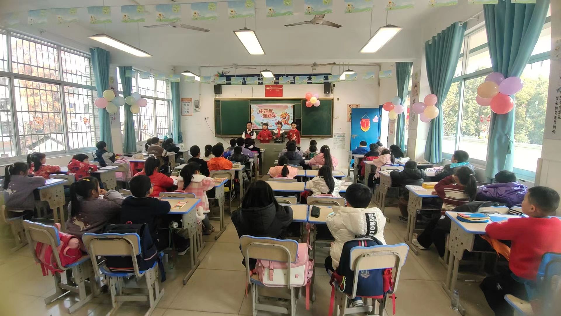 风车坪学校开展"追光而遇 沐光而行”2024年迎新年主题班会活动