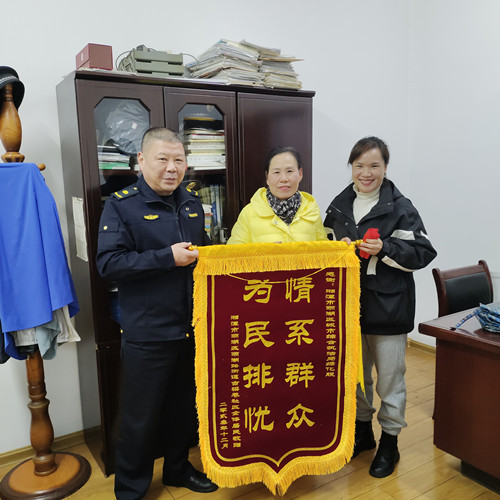 【心连心下基层  面对面解难题】区城管执法局：砍危树  解民忧  获点赞