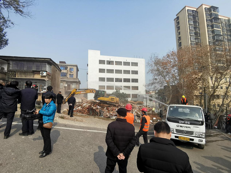 【打好安全生产翻身仗】鹤岭镇：拆除老旧危楼，守护群众安全