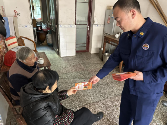 【打好安全生产翻身仗】九华街道：开展消防“敲门行动”