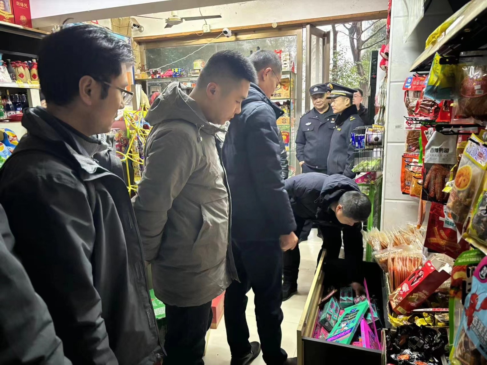 雨湖区多部门联合开展烟花爆竹 “打非治违”专项行动
