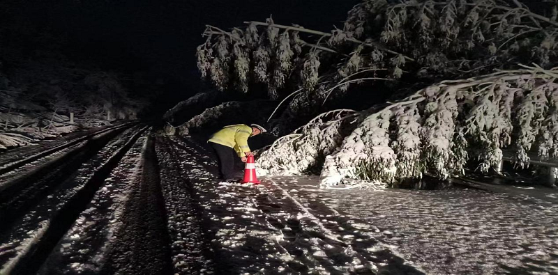 姜畲镇：以雪为令齐上阵，吹响清雪行动“集结号”！