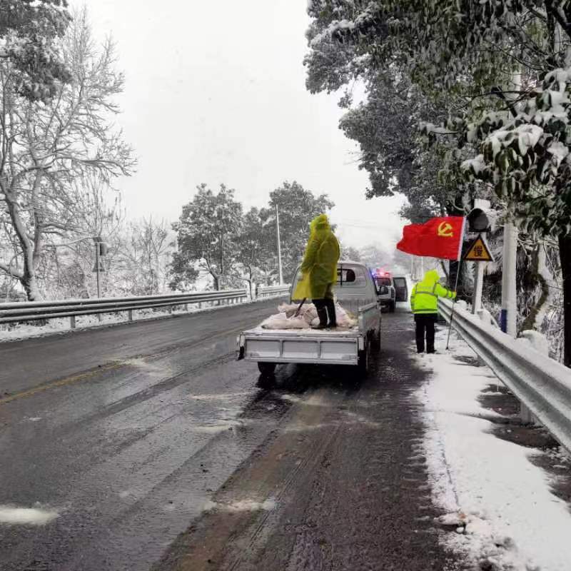 雨湖交警抗击冰雪天气，永远在路上…