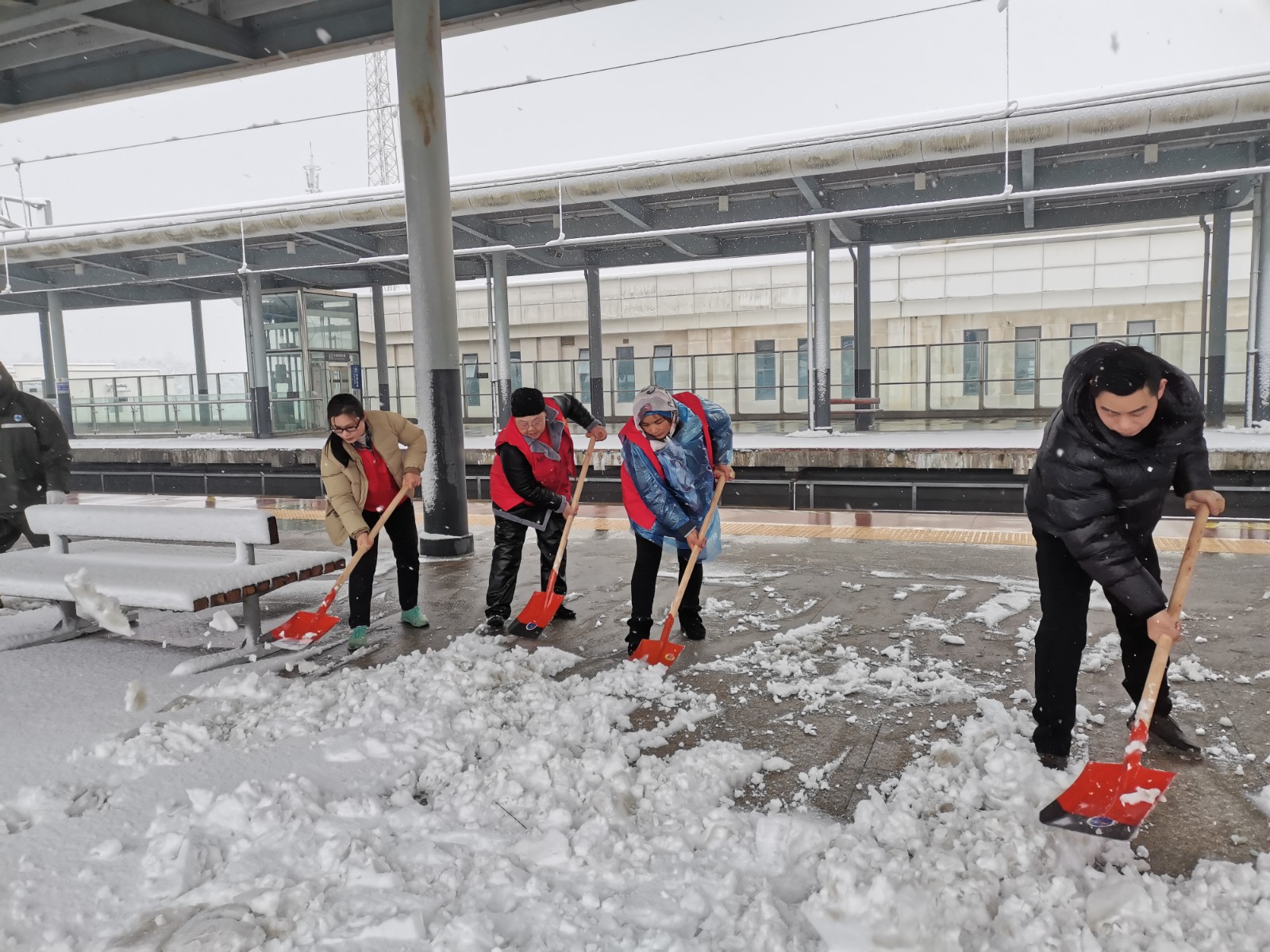 铲雪除冰在行动 九华义工坚守湘潭北
