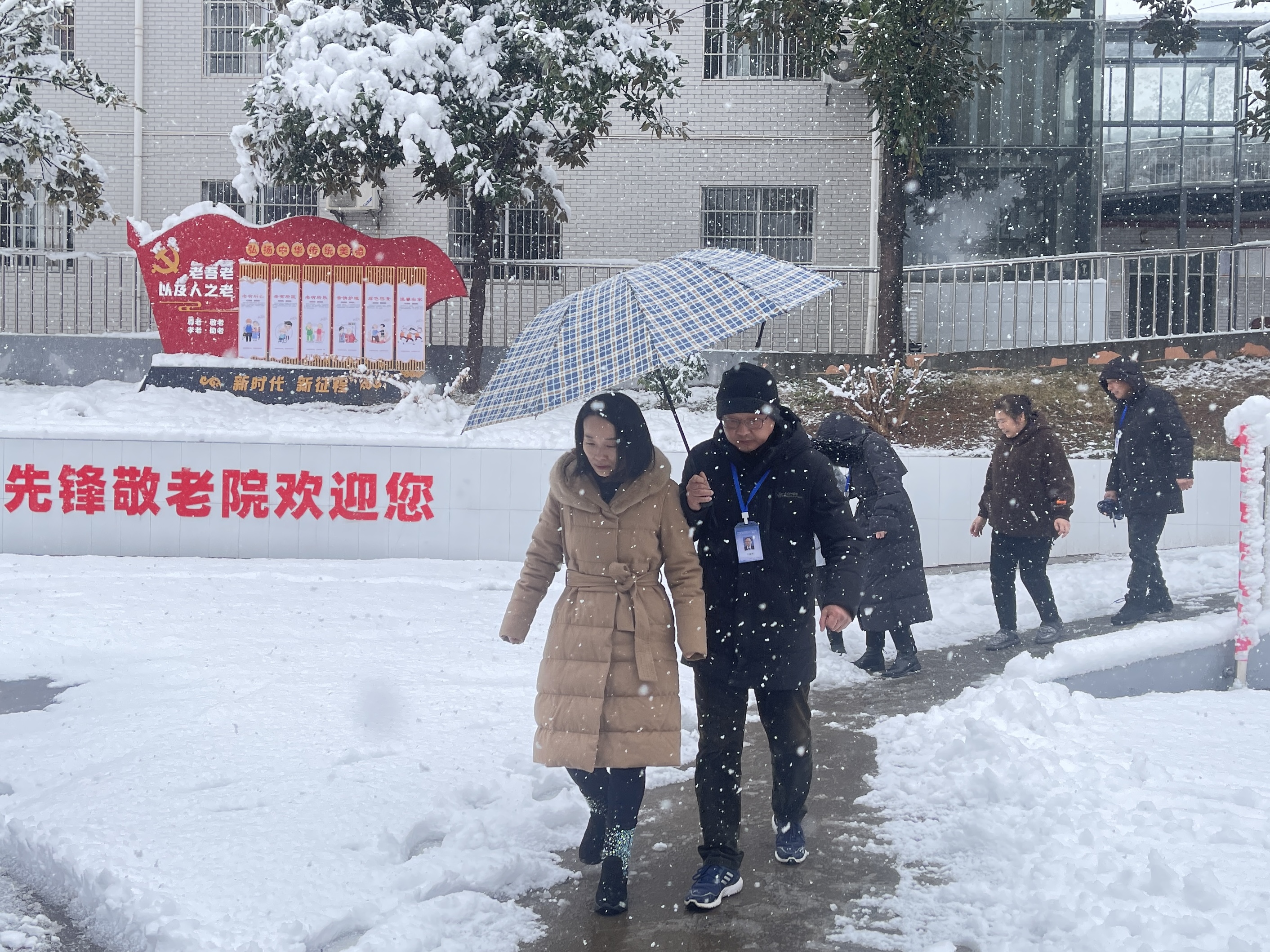 区领导调研低温雨雪冰冻天气防范应对工作
