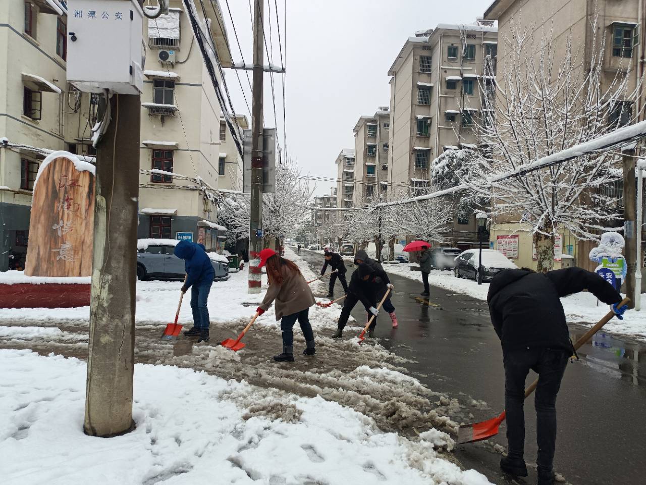 楠竹山镇：迎风战雪，守护平安