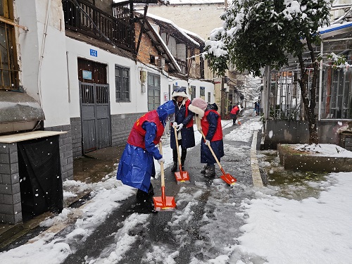 唐兴寺社区：铲雪除冰保畅通 服务居民暖人心