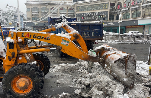 雨湖环卫应对低温雨雪冰冻天气保畅行