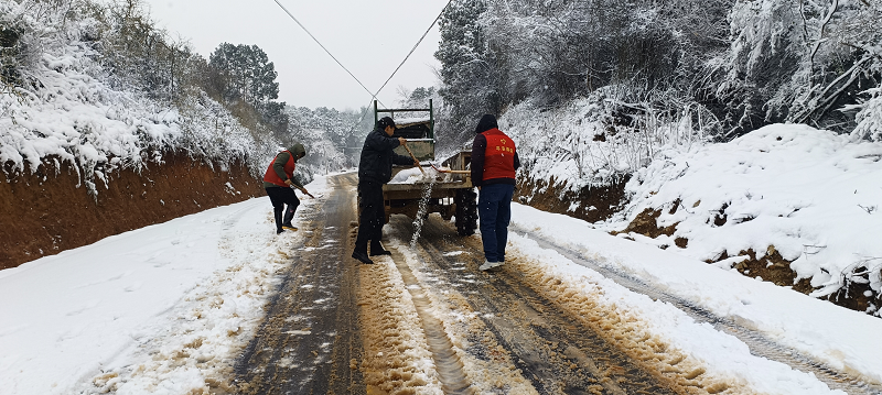 鹤岭镇：党员干部齐上阵，铲雪除冰保平安