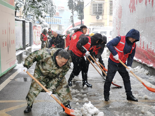 【我为群众办实事】城正街街道：党员干部齐奋战，铲雪除冰暖人心