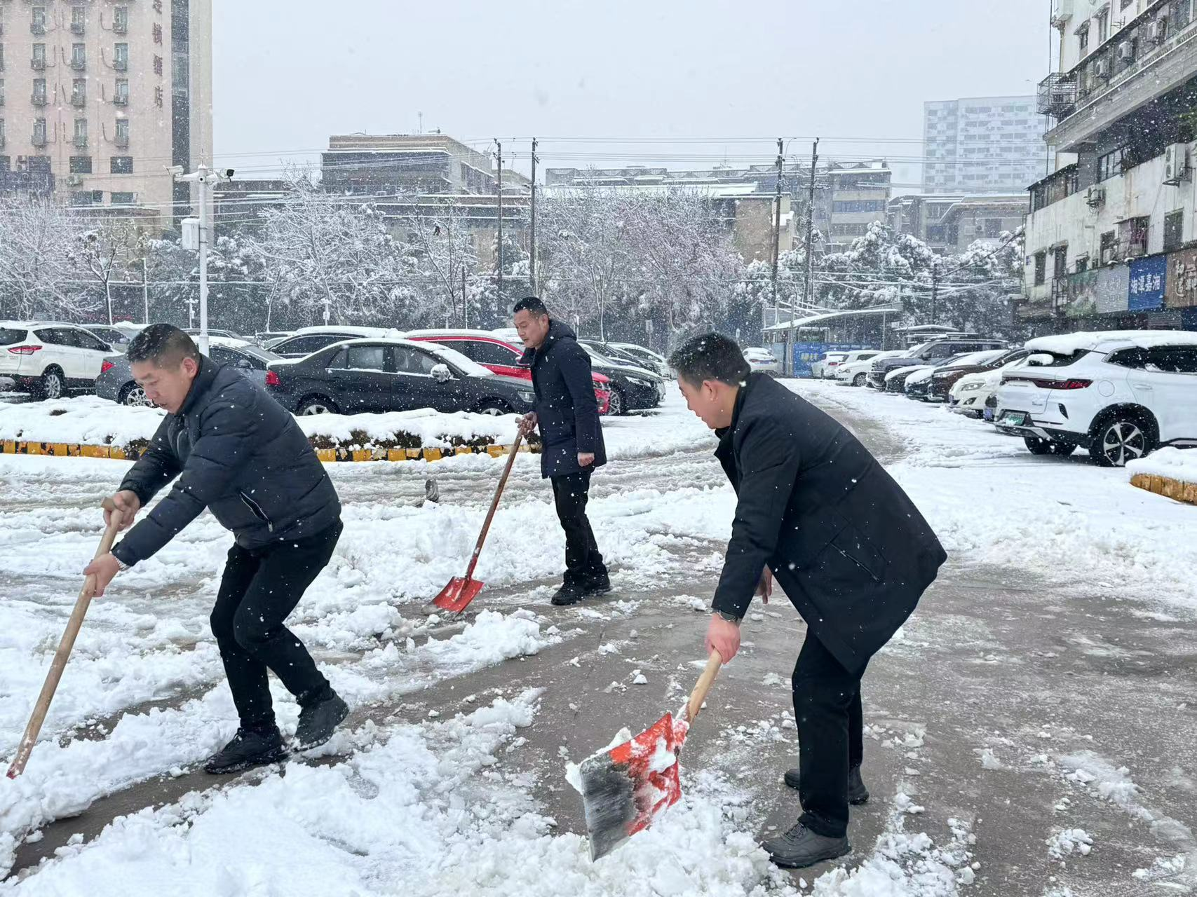 以雪为令齐奋战！大河西棚改公司积极开展扫雪除冰活动