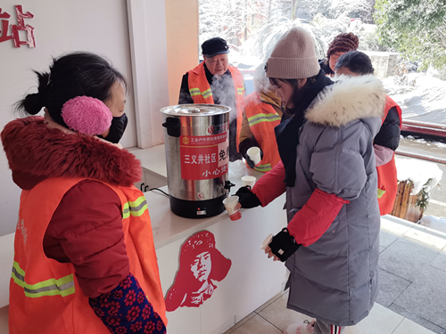 城正街街道三义井社区工会户外劳动者站点开展“一杯姜茶送温暖”活动