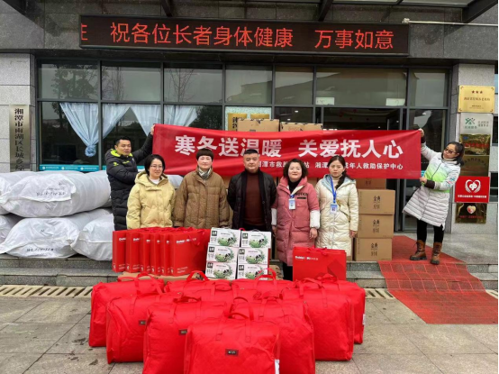 区民政局开展困境留守儿童“寒冬送温暖”系列活动