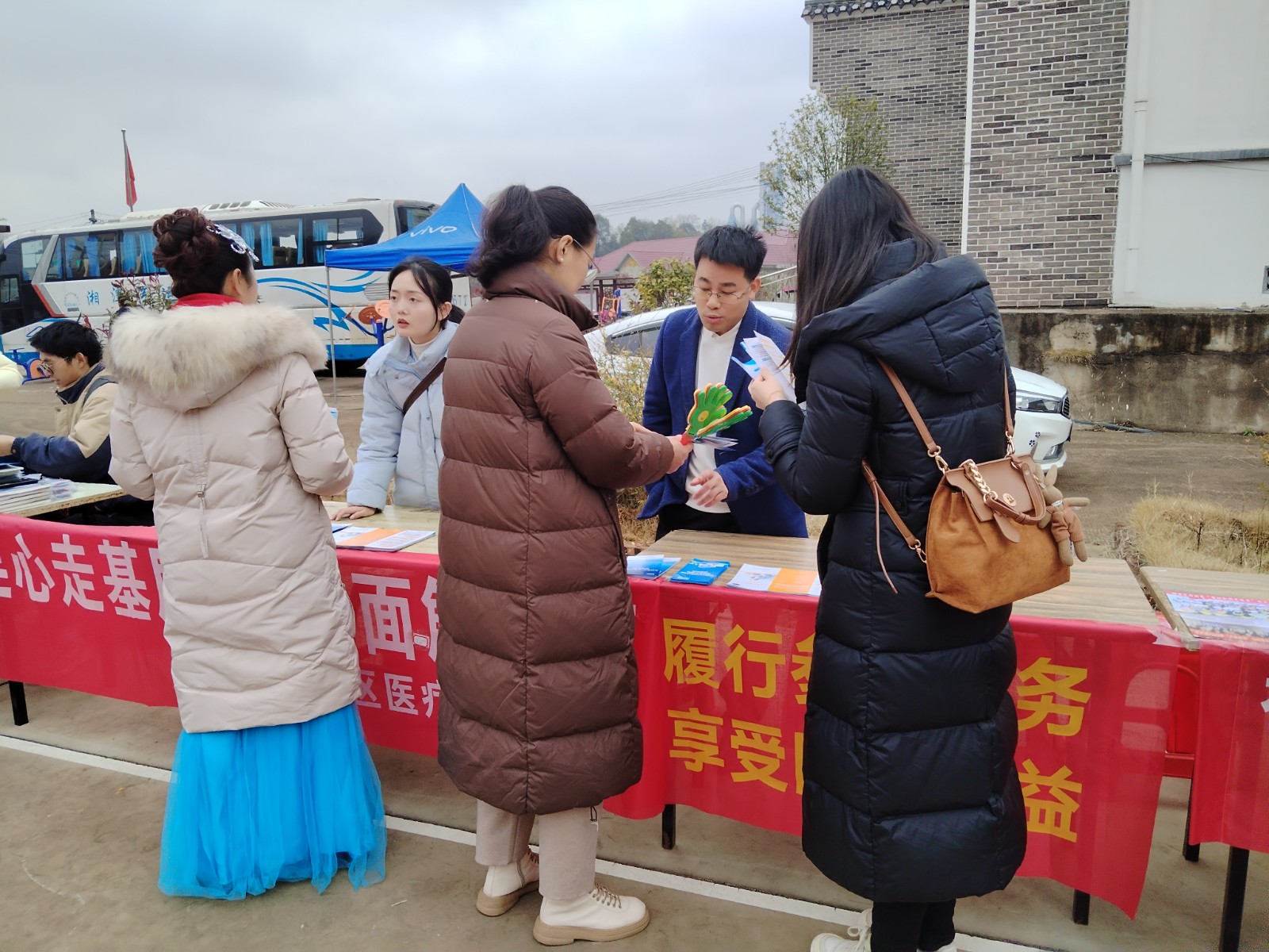 区医保局开展“三下乡”志愿服务活动