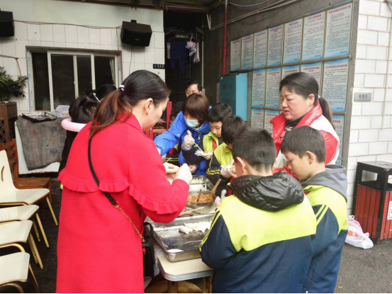 包饺子，送温暖！广场街道社工站：儿童用爱心填满养老院的每一个角落