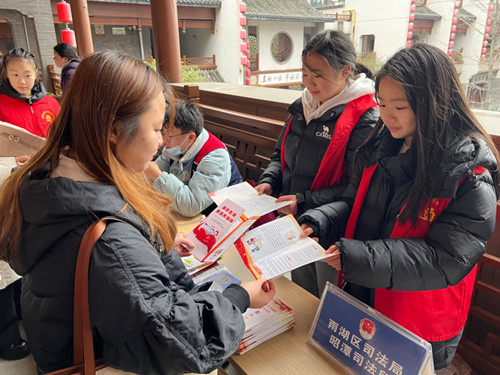 昭潭街道开展大学生“送法下乡”活动