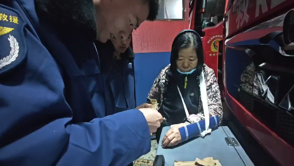 七旬老人玉手镯“卡手”   雨湖消防员紧急破拆