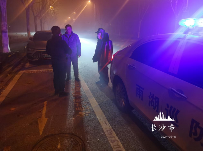 【我为群众办实事】长沙老人除夕夜走失，九华街道干部暖心护送回家