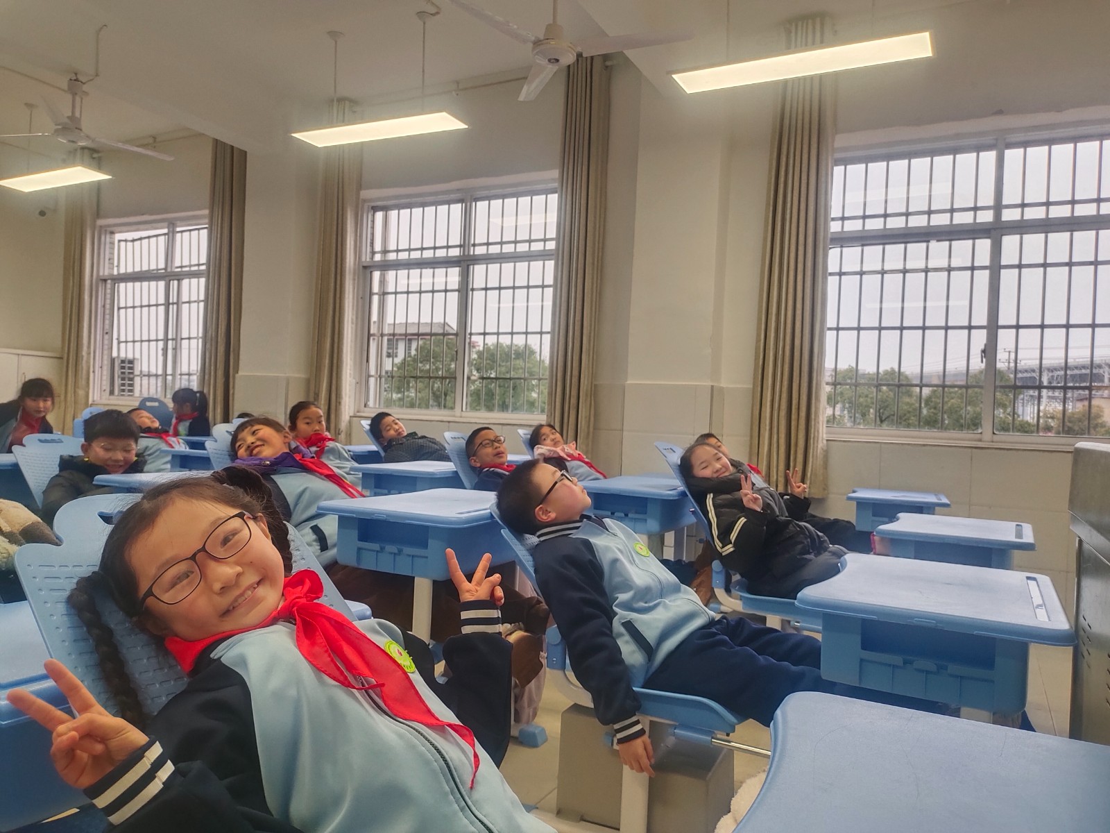 护潭学校：教室桌椅换新颜，齐心协力谱新篇