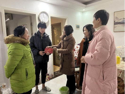 广场代表小组：助学慰问行 温情暖人心