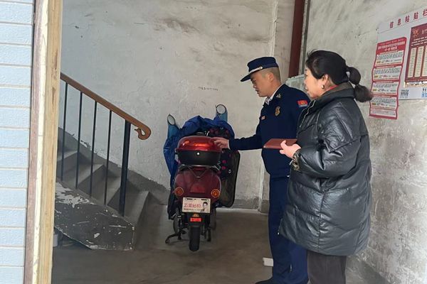 【打好安全生产翻身仗】雨湖消防：一电动车占用小商品市场疏散通道被严重警告