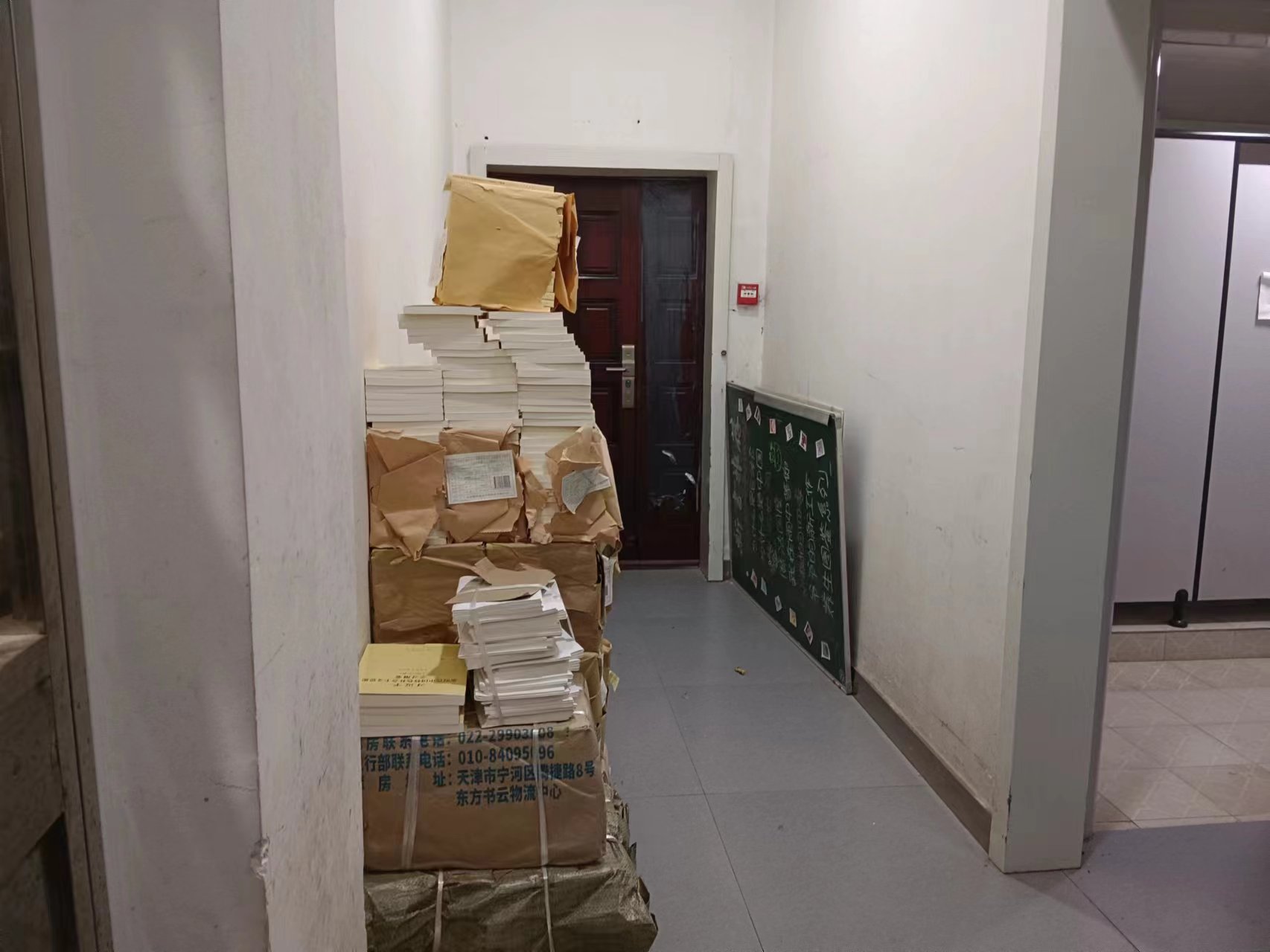 【打好安全生产翻身仗】书店疏散通道堆放杂物 雨湖消防依法责改