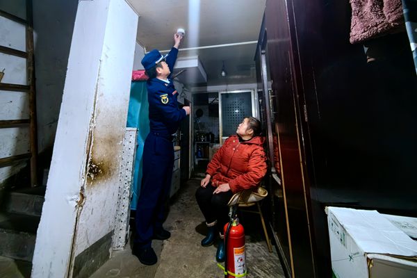 【打好安全生产翻身仗】雨湖区消防救援大队开展“敲门入户 送安全” 志愿行动